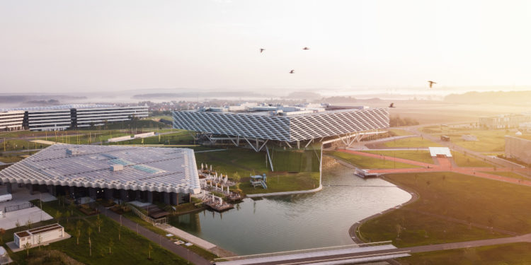 Adidas supera expectativas en el tercer trimestre y eleva su previsión anual